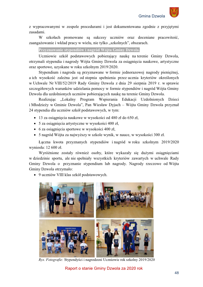 Cztery grupy uczniów i dorosłych w salach szkolnych, trzymających dyplomy i stojących na tle tablic i ścian z oknami.