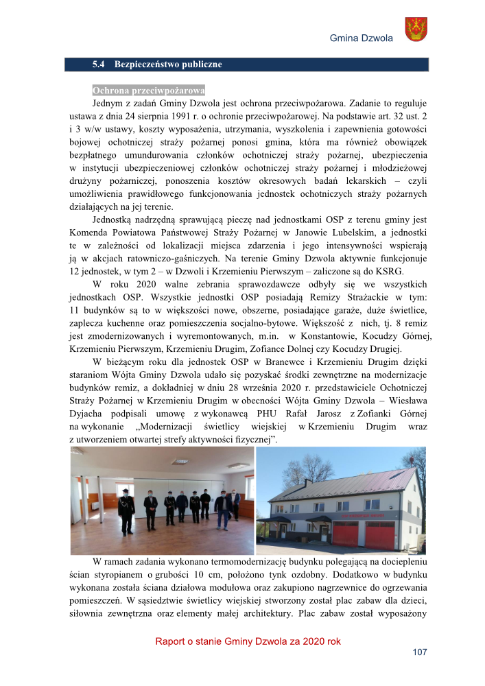 Grupa osób w mundurach strażackich w sali oraz budynek remizy OSP z jasnymi ścianami, czerwonymi drzwiami garażowymi i dachem metalowym.