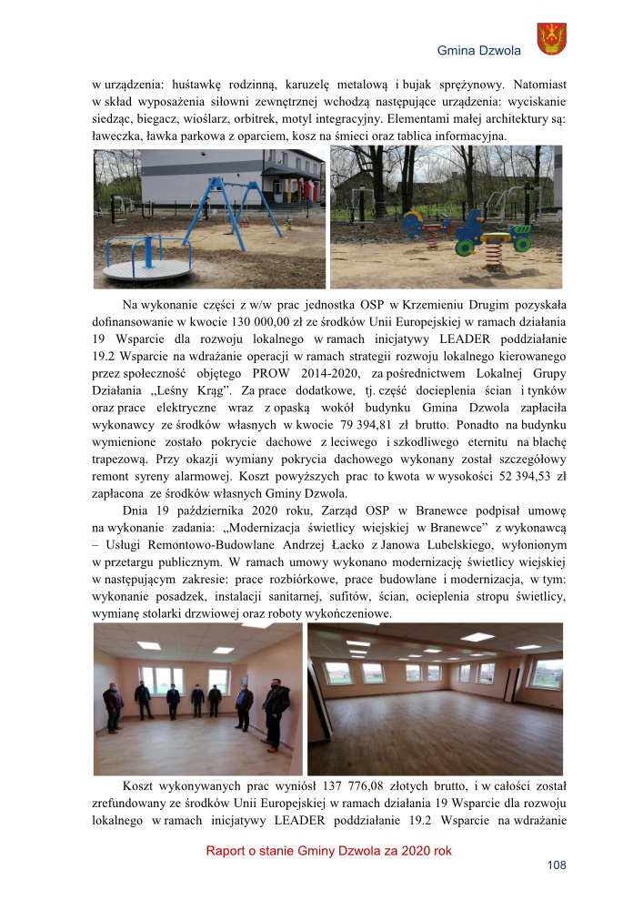 Huśtawka metalowa niebieska, karuzela, bujak sprężynowy, siłownia zewnętrzna na tle budynków i drzew, drewniana sala z ludźmi stojącymi i pusta sala z oknami i jasną podłogą.