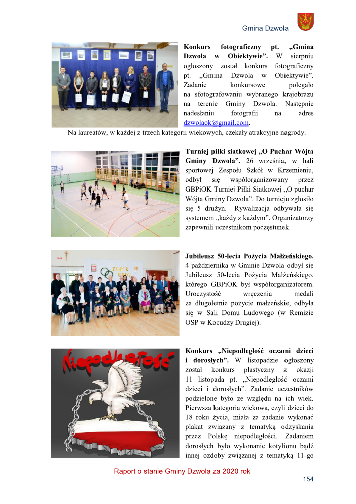 Grupa siedmiu osób stojących na tle niebieskiej ściany z ramkami zdjęć, trzymających torby i dyplomy.