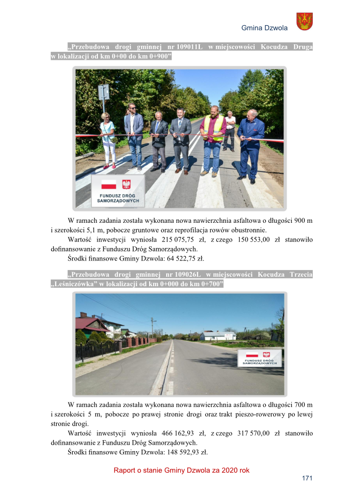 Grupa sześciu osób na drodze z nową nawierzchnią asfaltową przecina czerwoną wstęgę, otoczenie drzew i niebieskie niebo.  
Pusta, szeroka asfaltowa droga z chodnikiem i ogrodzeniami domów po lewej stronie, przejście dla pieszych, niebieskie niebo.