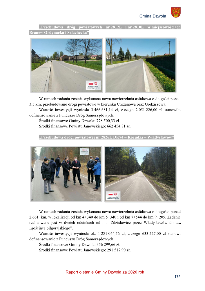 Dwie asfaltowe drogi z poboczami, po jednej stronie drzewa i domy, po drugiej trawa i krzewy; grupa siedmiu osób rozmawiających na drodze w lesie.