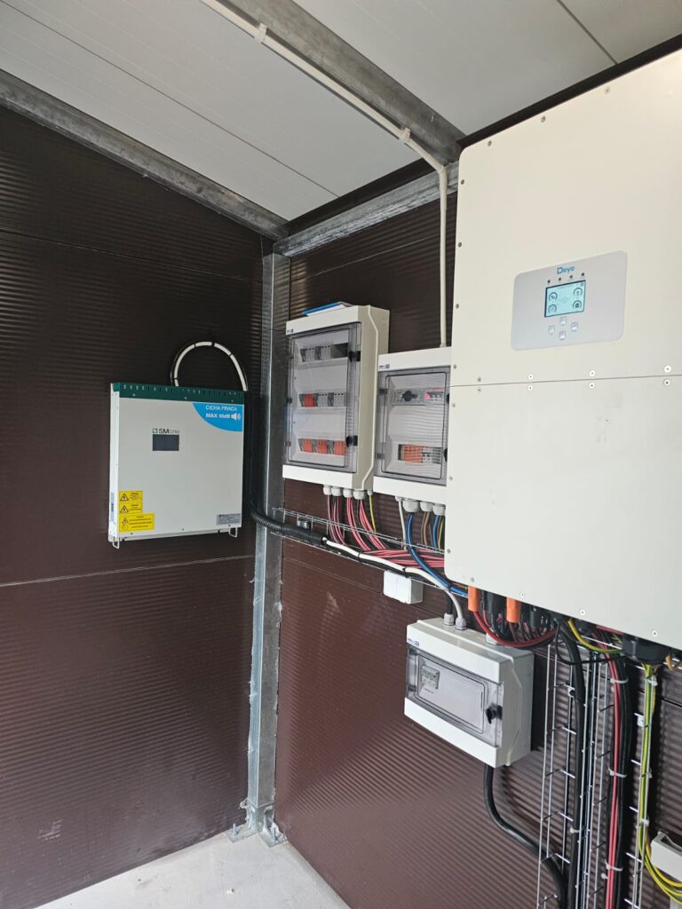 biało-brązowa instalacja elektryczna na ciemnobrązowej ścianie z metalowymi obramowaniami i białym sufitem