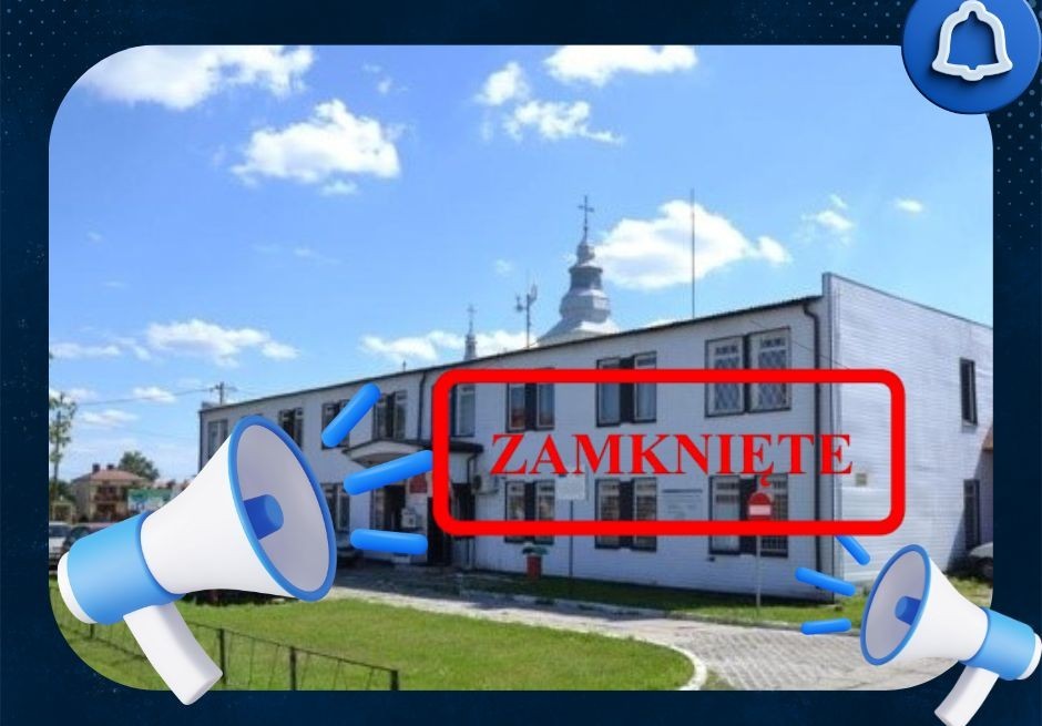 Biały budynek z wieloma oknami na tle niebieskiego nieba z chmurami, z czerwonym napisem "ZAMKNIĘTE" i dwiema megafonami po bokach.