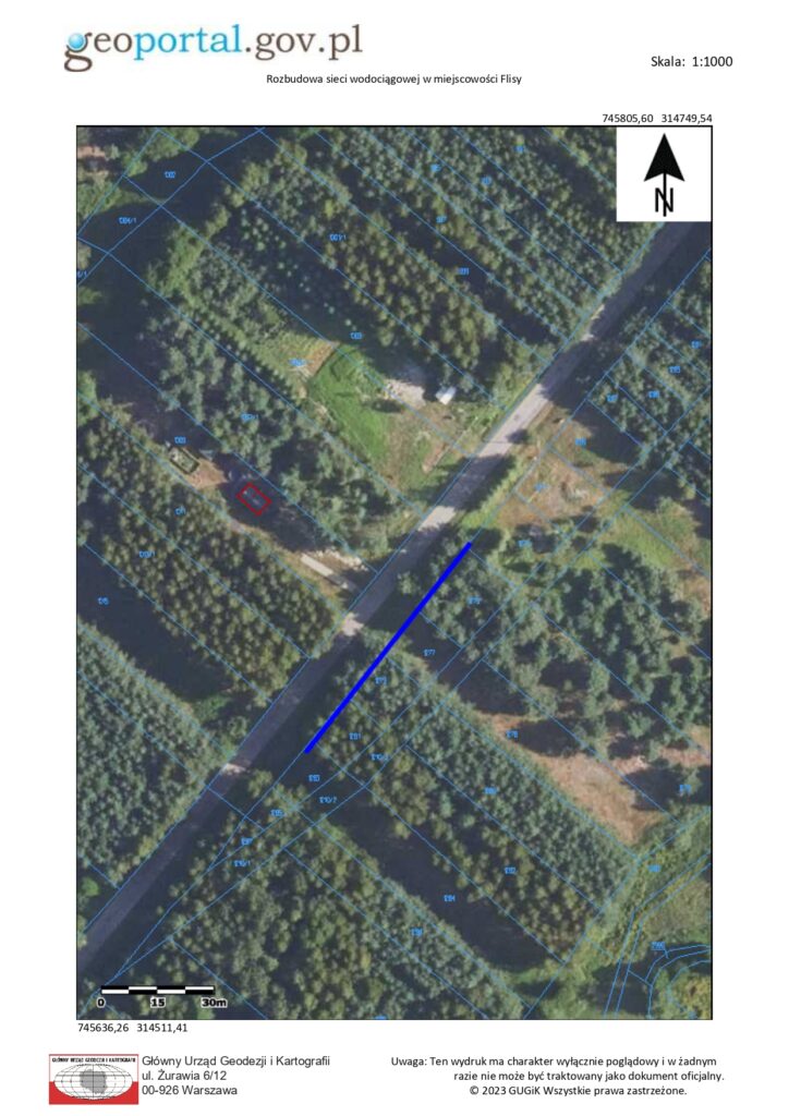 Mapa lotnicza z granicami działek oznaczonymi niebieskimi liniami, zaznaczona droga i niebieska linia na przekątnej, teren zadrzewiony i otwarte pola.