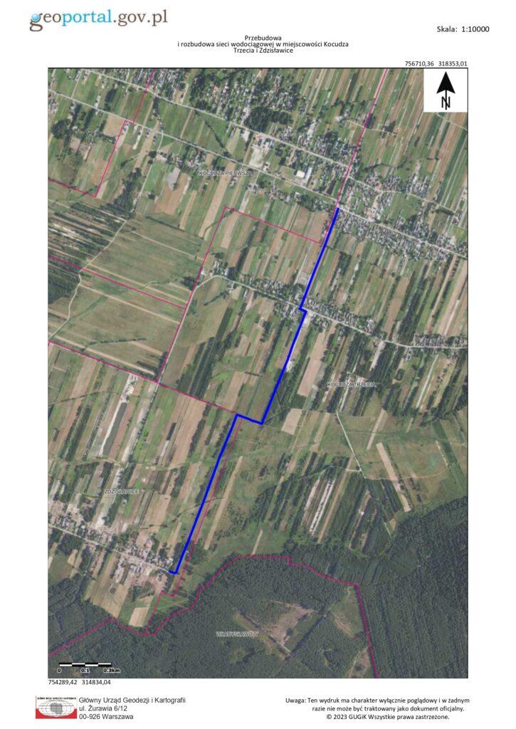 Mapa satelitarna z zaznaczoną niebieską linią przebudowy sieci wodociągowej, obszary z zabudową i pola uprawne, las na dole mapy, granice działek różowe.